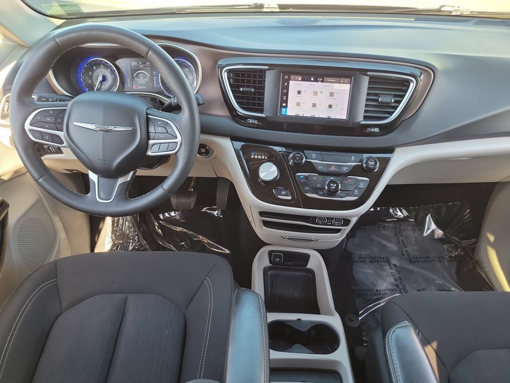 Used 2024 Chrysler Voyager LX FWD image 4