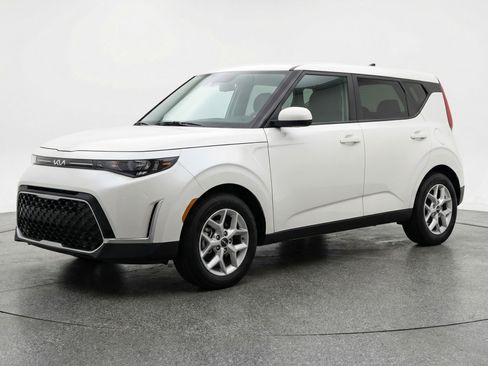 Used 2025 Kia Soul LX w/ LX Technology Package image 3