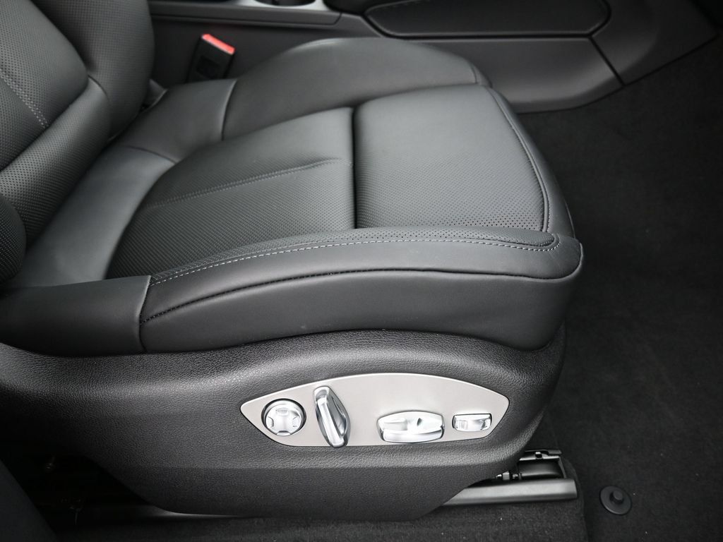 Certified 2025 Porsche Macan AWD/4WD image 30