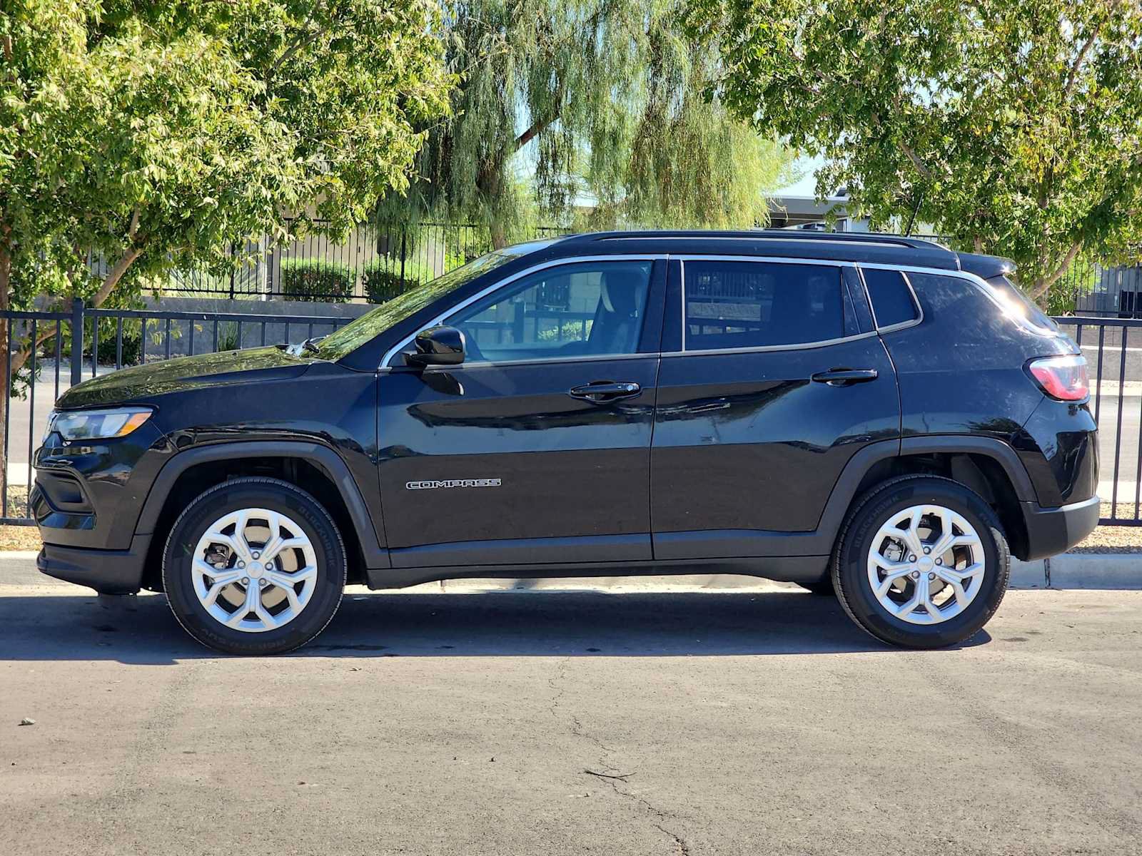 Used 2024 Jeep Compass Latitude AWD/4WD image 5