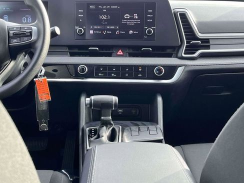 Used 2024 Kia Sportage LX image 3