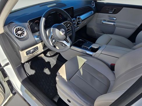 Used 2021 Mercedes-Benz GLB 250 4MATIC w/ Premium Package image 17