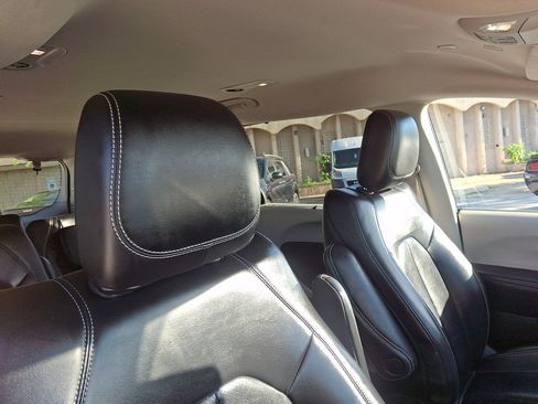 Used 2023 Chrysler Pacifica Touring-L FWD image 13