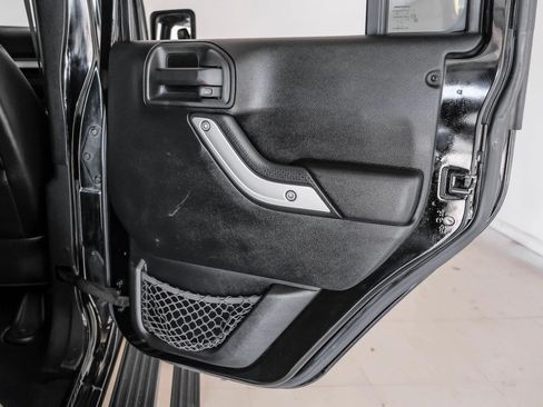 Used 2016 Jeep Wrangler Unlimited Rubicon image 41