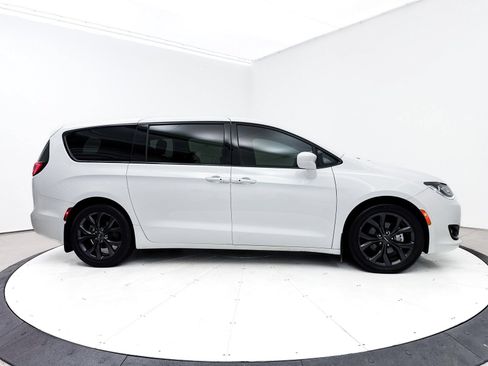 Used 2018 Chrysler Pacifica Touring Plus w/ S Appearance Package FWD image 36