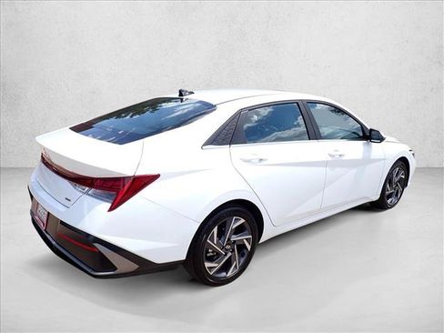 Used 2025 Hyundai Elantra Limited FWD image 4