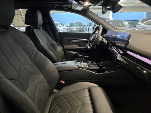 Used 2025 BMW i5 xDrive40 w/ Premium Package image 11