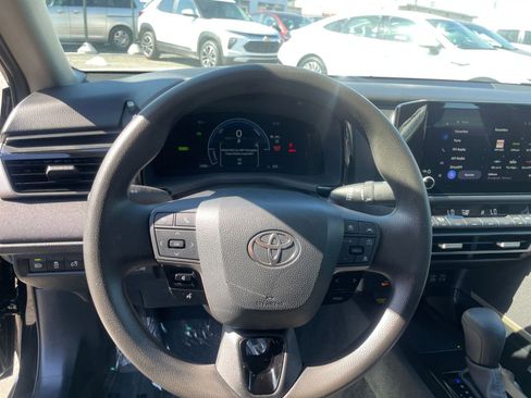 Used 2025 Toyota Camry LE image 28