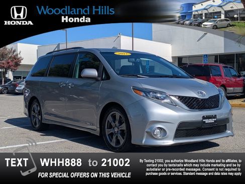 Used 2017 Toyota Sienna SE Premium FWD image 3