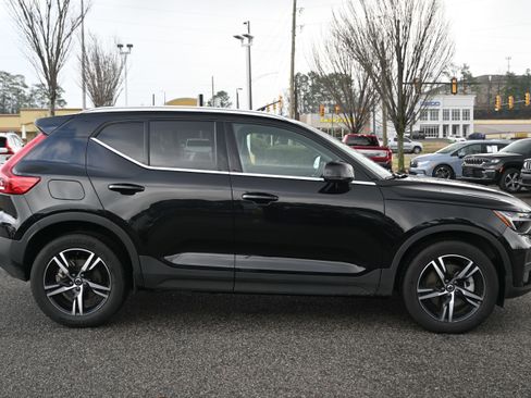 Used 2025 Volvo XC40 B5 Core image 17