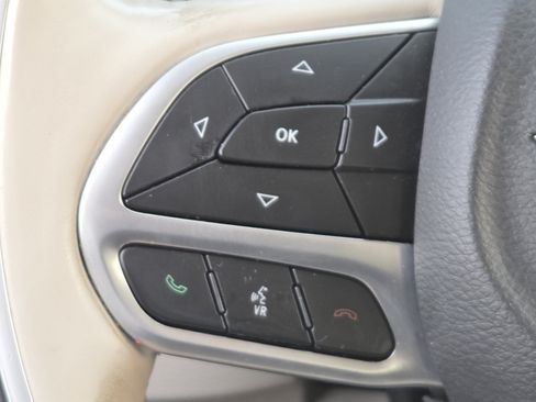 Used 2020 Chrysler Pacifica Limited FWD image 32