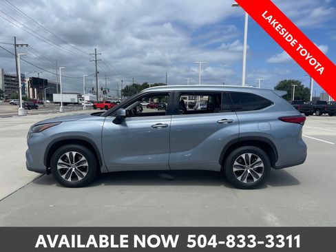 Used 2022 Toyota Highlander XLE FWD image 2