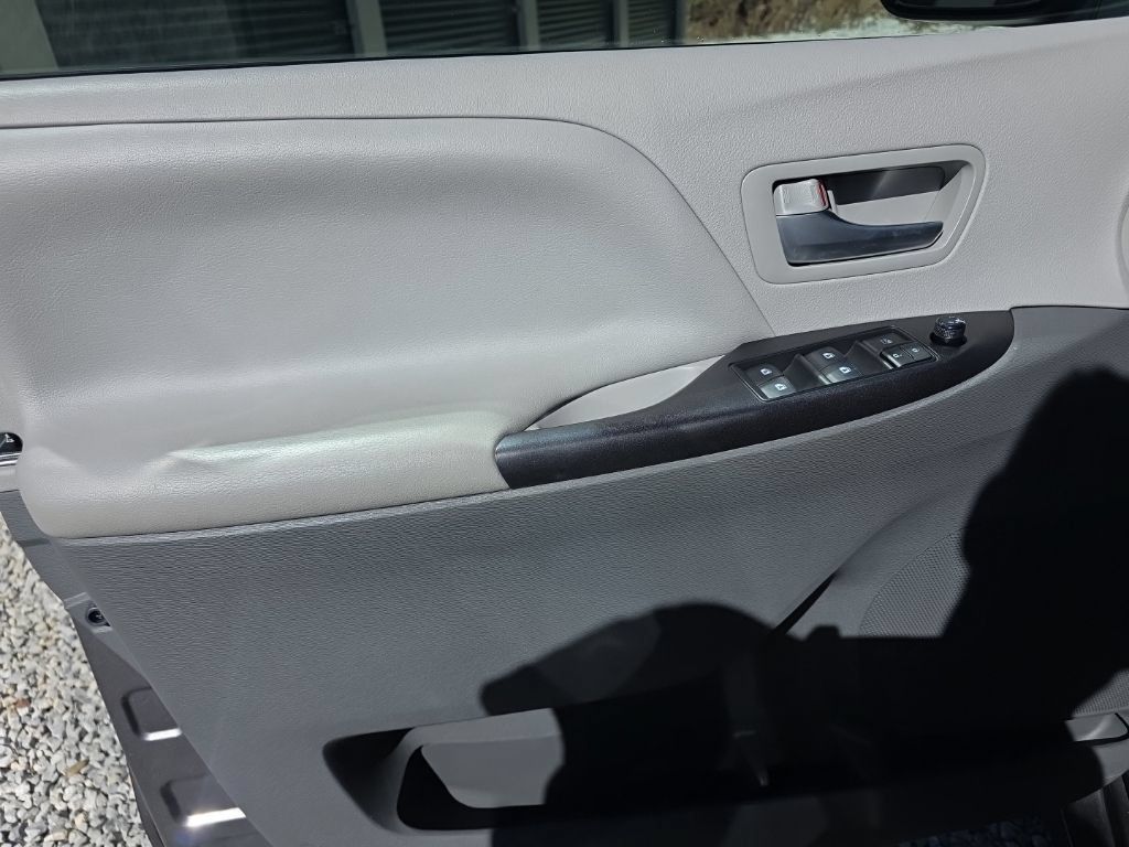 Certified 2018 Toyota Sienna LE FWD image 12