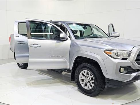 Used 2017 Toyota Tacoma SR5 w/ Tow Package RWD image 29