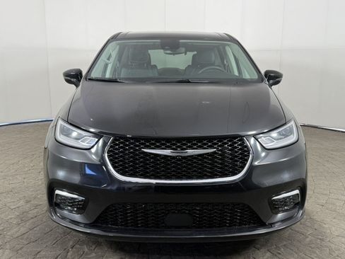 Used 2024 Chrysler Pacifica Touring-L FWD image 2