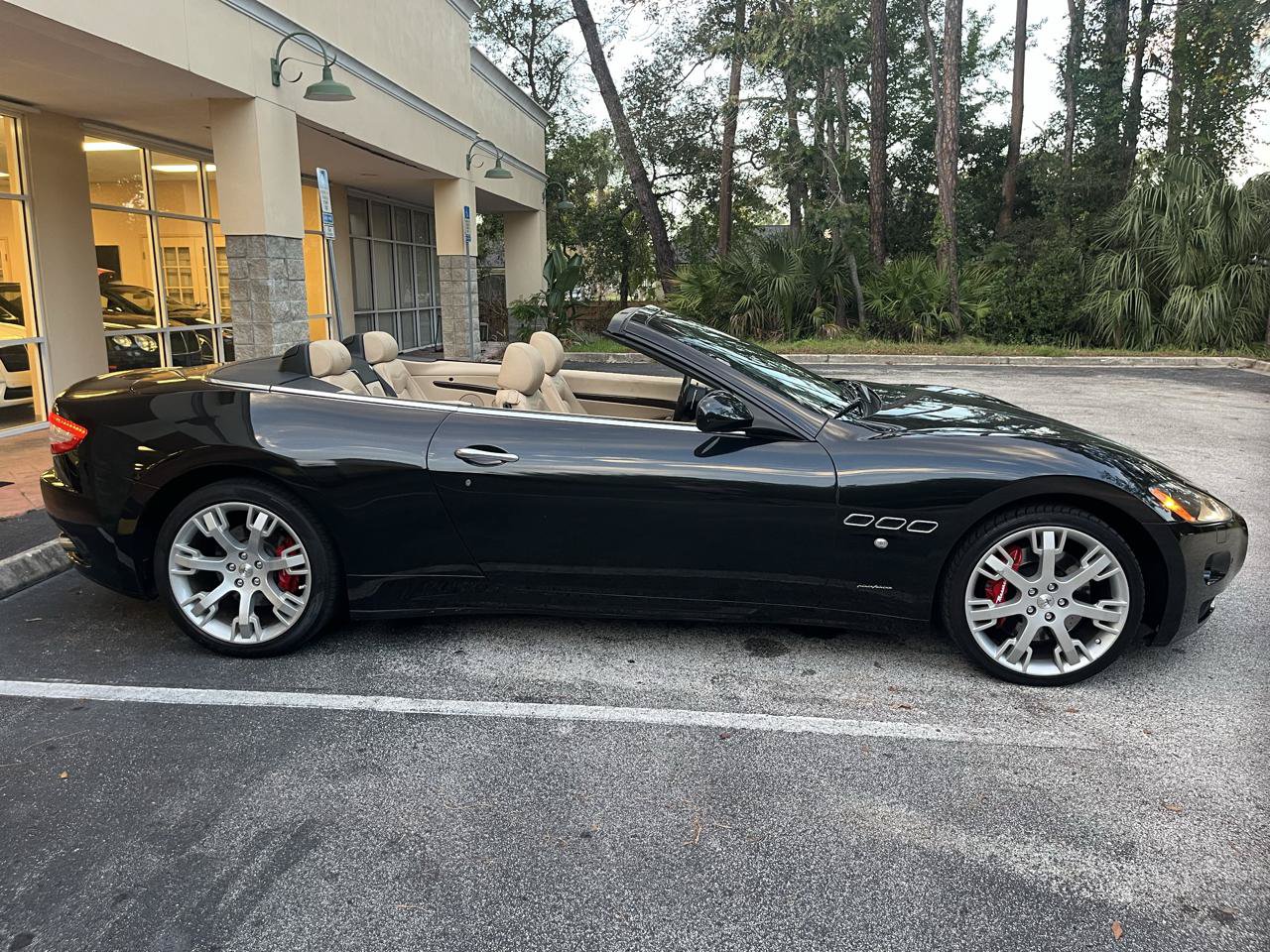 Used 2012 Maserati GranTurismo Convertible RWD image 3