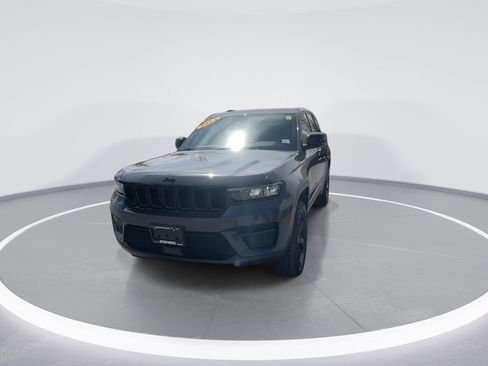 Used 2023 Jeep Grand Cherokee Altitude AWD/4WD image 3