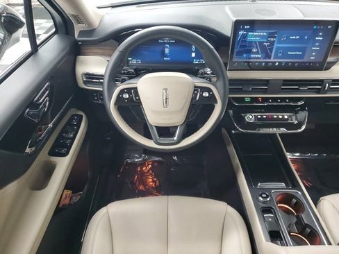 Used 2025 Lincoln Corsair Grand Touring image 10