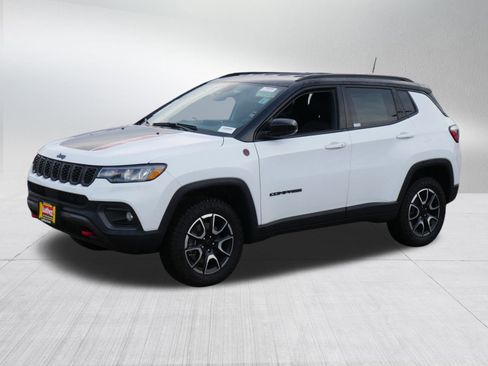 Used 2024 Jeep Compass Trailhawk image 3