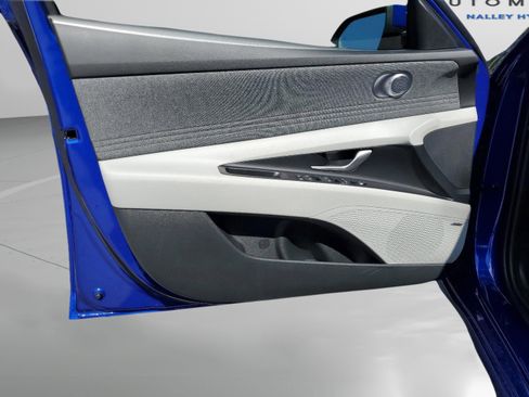 Used 2025 Hyundai Elantra Limited image 21