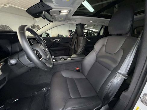 Used 2025 Volvo V60 B5 Cross Country Plus image 2