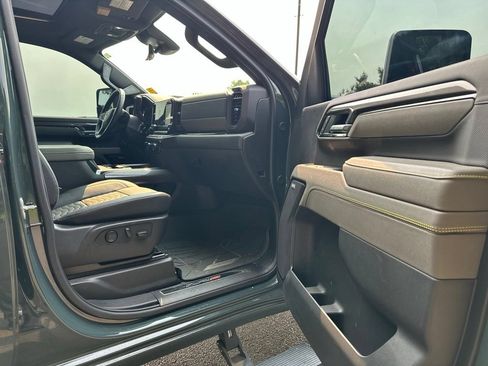 Used 2025 Chevrolet Silverado 2500 ZR2 w/ Technology Package AWD/4WD image 39
