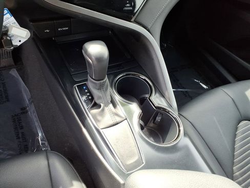 Used 2020 Toyota Camry SE image 10