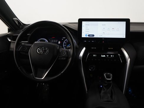 Used 2023 Toyota Venza XLE image 12