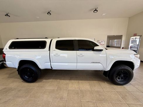 Used 2019 Toyota Tacoma SR5 RWD image 4