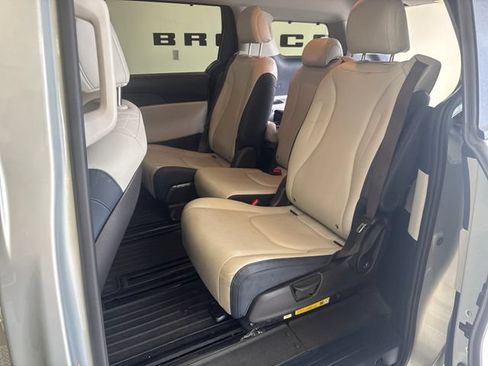 Used 2025 Kia Carnival EX FWD image 26