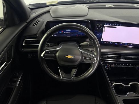 Used 2025 Chevrolet Traverse LT FWD image 17