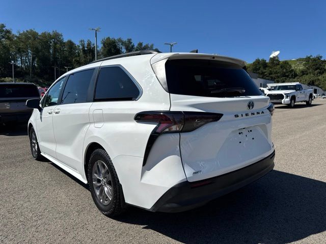 Used 2023 Toyota Sienna LE AWD/4WD image 4
