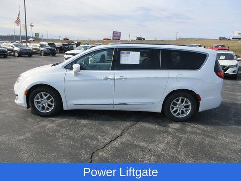 Used 2020 Chrysler Pacifica Touring-L image 2