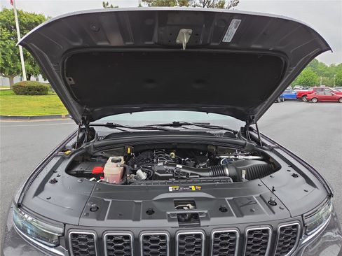 Used 2023 Jeep Grand Cherokee L Laredo AWD/4WD image 10