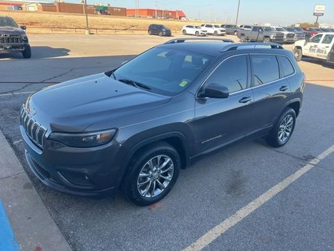 Used 2019 Jeep Cherokee Latitude Plus w/ Comfort/Convenience Group image 3
