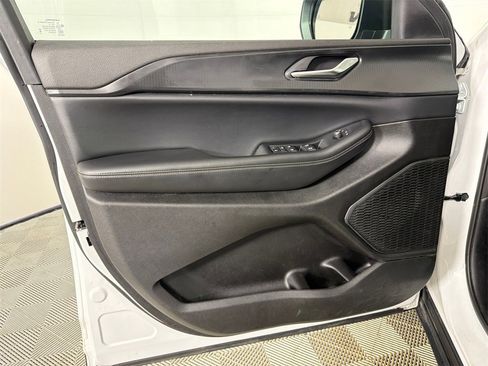 Used 2023 Jeep Grand Cherokee Laredo image 10