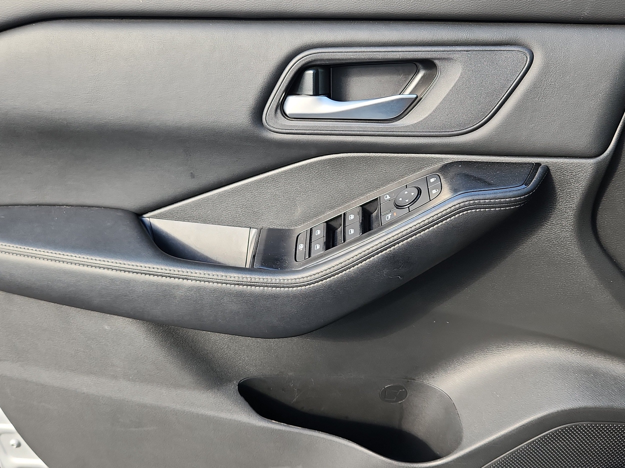 Used 2025 Nissan Rogue SV FWD image 7
