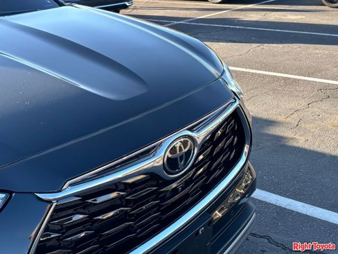 Certified 2026 Toyota Highlander Platinum AWD/4WD image 7