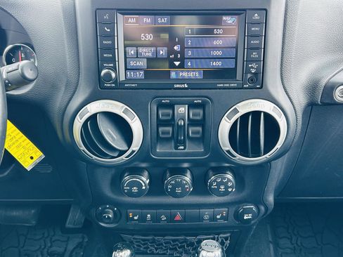 Used 2018 Jeep Wrangler Unlimited Rubicon w/ Cold Weather Group image 13