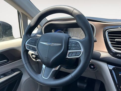 Used 2020 Chrysler Voyager Lxi FWD image 12