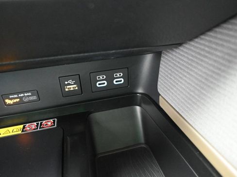 Used 2025 Toyota Camry SE w/ Convenience Package FWD image 34