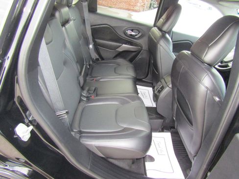 Used 2019 Jeep Cherokee Limited w/ Luxury Group AWD/4WD image 17