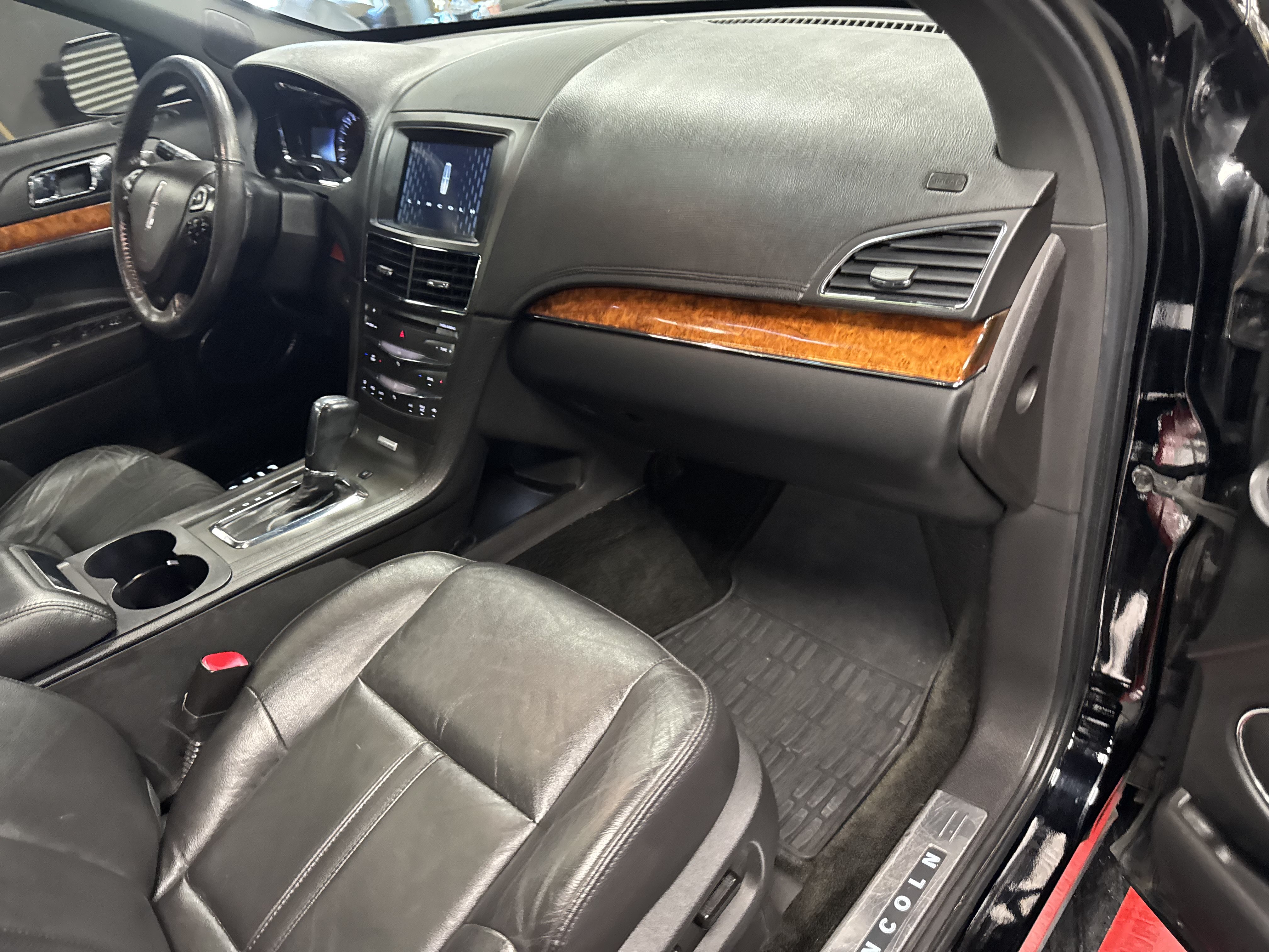 Used 2017 Lincoln MKT AWD image 11