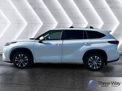 Used 2024 Toyota Highlander XLE FWD image 2