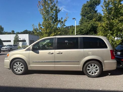 Used 2015 Chrysler Town & Country Touring FWD image 2