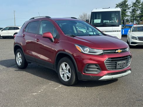 Used 2022 Chevrolet Trax LT w/ LT Convenience Package image 3