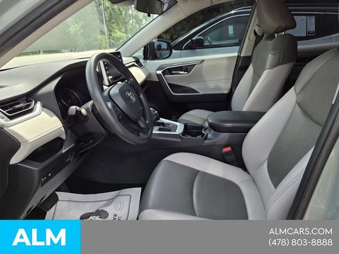 Used 2019 Toyota RAV4 XLE w/ Convenience Package FWD image 2