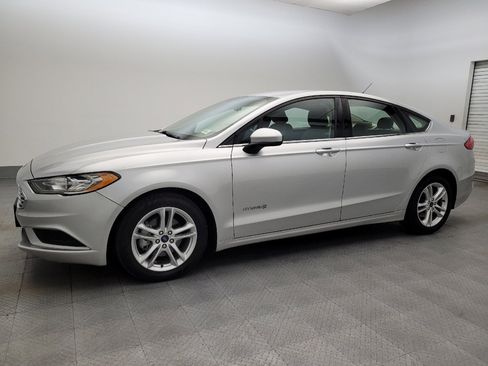 Used 2018 Ford Fusion SE image 2