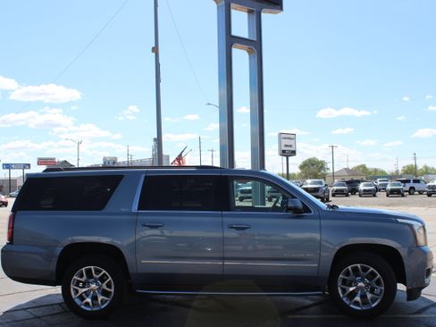 Used 2016 GMC Yukon XL SLT w/ Open Road Package AWD/4WD image 2