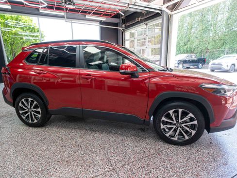 Used 2024 Toyota Corolla Cross XLE FWD image 5